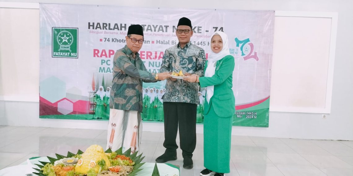 Rais Syuriyah PCNU Banyumas, KH Mughni Labib didampingi Ketua PCNU Banyumas, Imam Hidayat usai potong tumpeng menandai Harlah Fatayat bersama Ketua PC Fatayat Banyumas, tati Irawati, Rabu (1/5/2024)