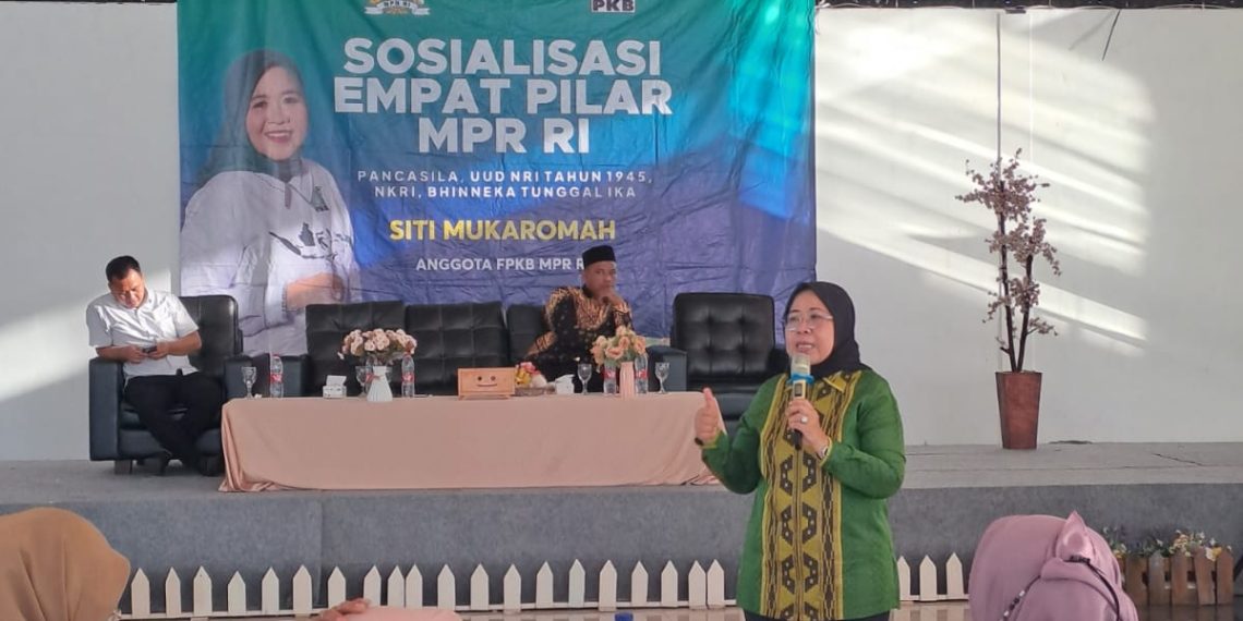 Anggota DPR RI, Siti Mukaromah memberikan paparan dalam sosialisasi 4 Pilar di Hall Sena, Kroya, Cilacap.