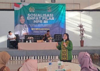 Anggota DPR RI, Siti Mukaromah memberikan paparan dalam sosialisasi 4 Pilar di Hall Sena, Kroya, Cilacap.
