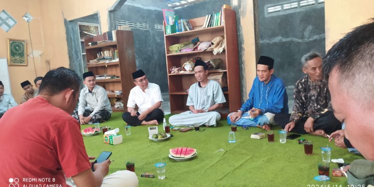 Ketua Fraksi Gerindra, Rachmat Imanda bertemu dengan guru ngaji di Ponpes Kalijaha, asuhan Gus Irfan, Kalibagor, Banyumas.
