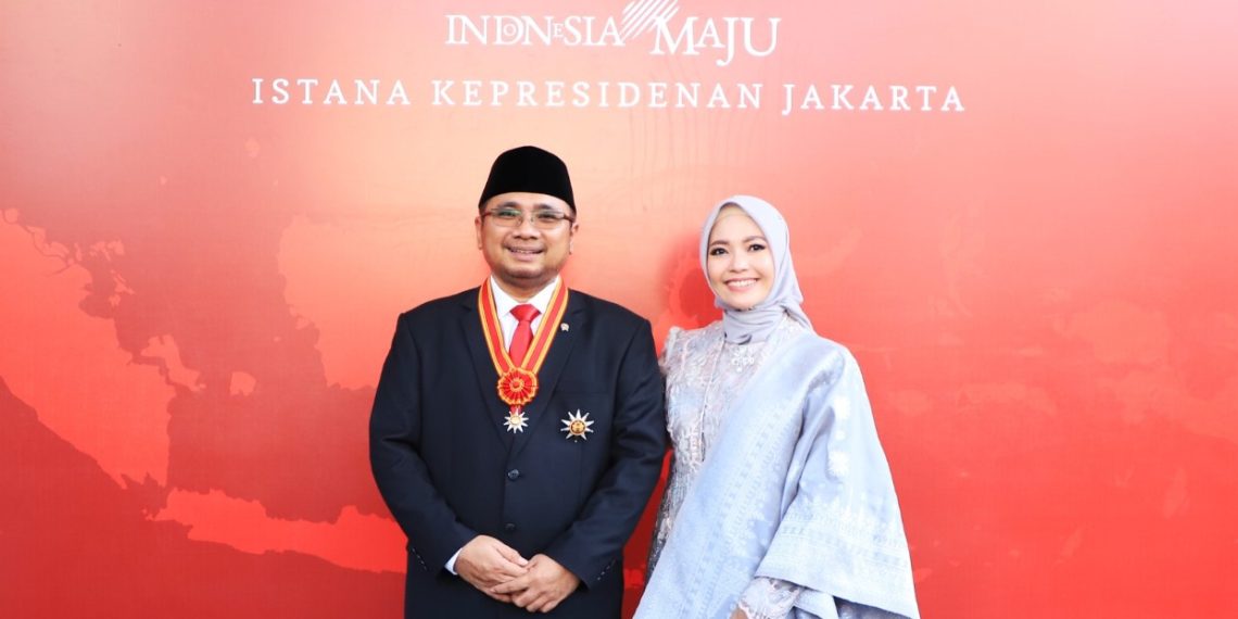 GusMenag, Yaqut Cholil Qoumas didampingi istri usai menerima tanda kehormatan dari Presiden RI, Joko Widodo, kemarin.