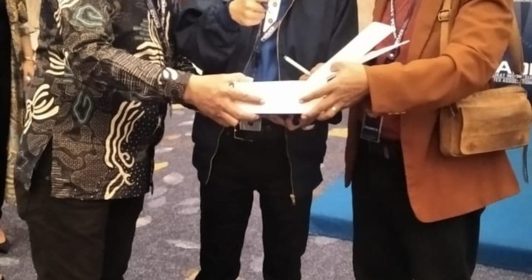Ketua DPC Peradi SAI Djoko Susanto SH ( Kanan) Bersama Sekjen DPN Peradi SAI Dr. A. Patra M. Zen, S.H., LL.M. ( Tengah), Di sela sela Rakernas V Peradi SAI 9- 11 di Westin Hotel Surabaya