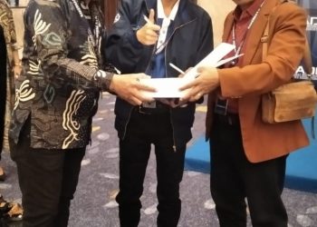 Ketua DPC Peradi SAI Djoko Susanto SH ( Kanan) Bersama Sekjen DPN Peradi SAI Dr. A. Patra M. Zen, S.H., LL.M. ( Tengah), Di sela sela Rakernas V Peradi SAI 9- 11 di Westin Hotel Surabaya
