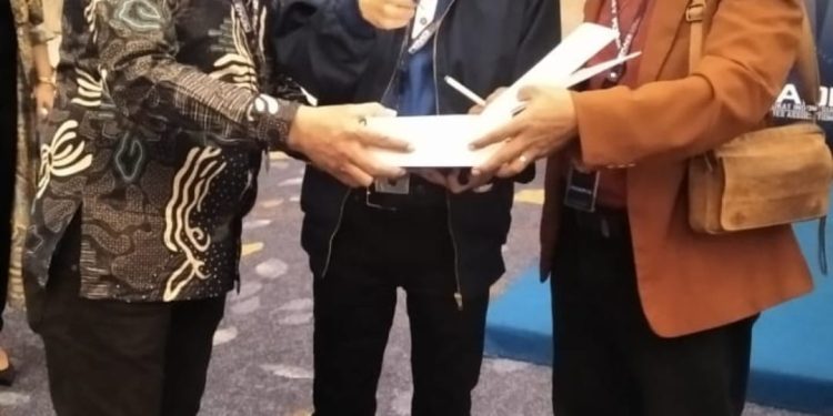 Ketua DPC Peradi SAI Djoko Susanto SH ( Kanan) Bersama Sekjen DPN Peradi SAI Dr. A. Patra M. Zen, S.H., LL.M. ( Tengah), Di sela sela Rakernas V Peradi SAI 9- 11 di Westin Hotel Surabaya