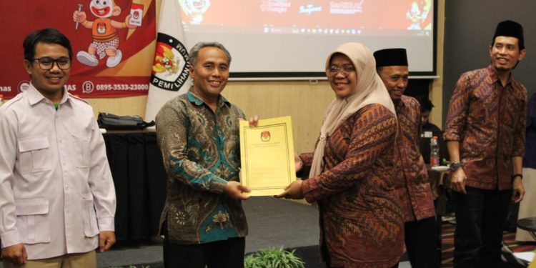 Ketua KPU Banyumas, Rofingatun Khasanah menyerahkan salinan DPS hasil rapat pleno kepada perwakilan partai politik, kemarin.