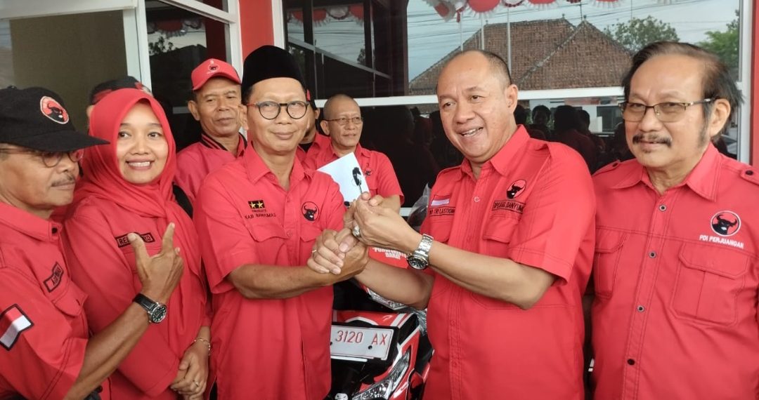 Penyerahan kendaraan roda dua itu dilakukan di depan kantor DPC PDI Perjuangan, jalan Kalibener,  Purwokerto, Senin (30/09/1024).