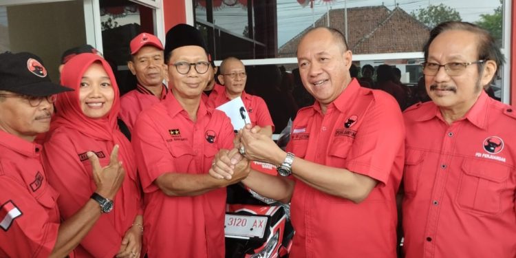 Penyerahan kendaraan roda dua itu dilakukan di depan kantor DPC PDI Perjuangan, jalan Kalibener,  Purwokerto, Senin (30/09/1024).