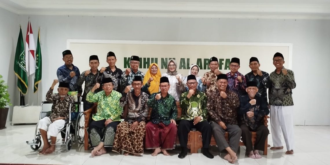 PCNU Banyumas berfoto bersama Pengurus KBIHU NU Al Arofat usai laporan kegiatan haji dan penyerahan komitmen fee di Gedung Al Arofat, Purwokerto.