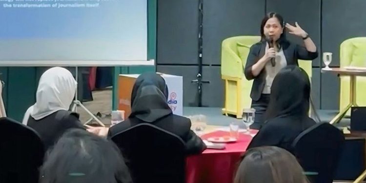Country Project Manager IMS Indonesia, Eva Danayanti berbicara pada Local Media Community 2024 Roadshow Class yang didukung oleh Bank Rakyat Indonesia di Hotel Elsotel, Purwokerto, Jawa Tengah, Jumat (15/11/2024) pekan lalu.