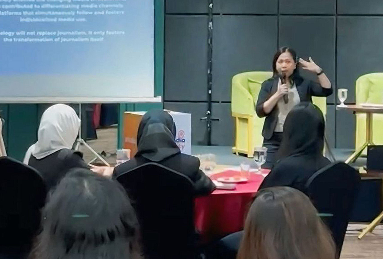 Country Project Manager IMS Indonesia, Eva Danayanti berbicara pada Local Media Community 2024 Roadshow Class yang didukung oleh Bank Rakyat Indonesia di Hotel Elsotel, Purwokerto, Jawa Tengah, Jumat (15/11/2024) pekan lalu.