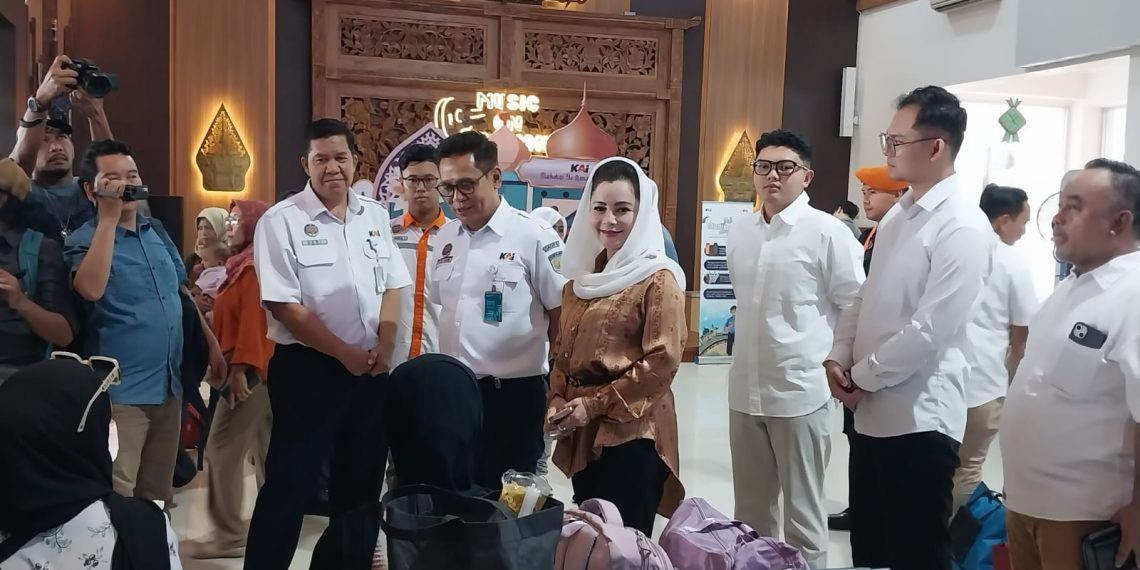 Novita Wijayanti Memberikan bantuan paket sembako kepada sejumlah petugas di Stasiun Purwokerto