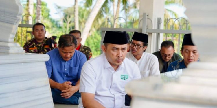 Sekretaris Jenderal Pimpinan Pusat Gerakan Pemuda Ansor (Sekjend PP GP Ansor), H. A. Rifqi Al-Mubarok atau yang akrab disapa Gus Rifqi, melakukan ziarah ke makam para leluhur dan tokoh besar di Banyumas pada Rabu (23/4). istimewa/peradaban.id