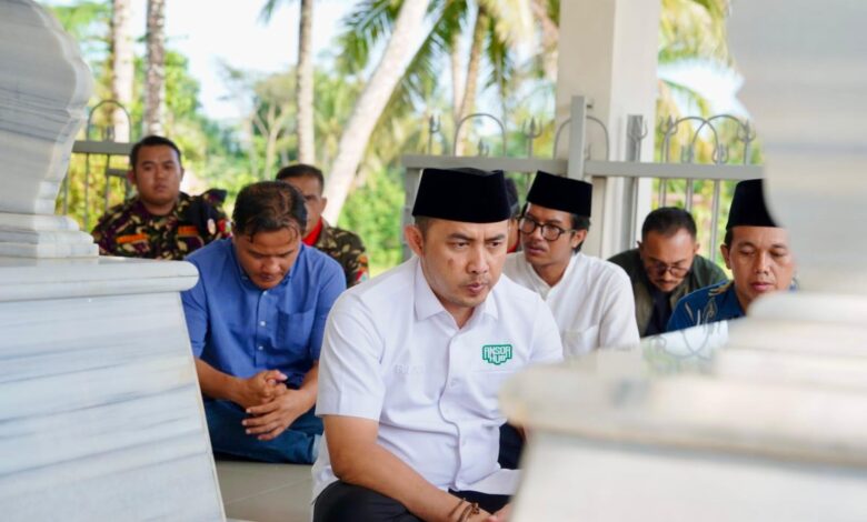 Sekretaris Jenderal Pimpinan Pusat Gerakan Pemuda Ansor (Sekjend PP GP Ansor), H. A. Rifqi Al-Mubarok atau yang akrab disapa Gus Rifqi, melakukan ziarah ke makam para leluhur dan tokoh besar di Banyumas pada Rabu (23/4). istimewa/peradaban.id