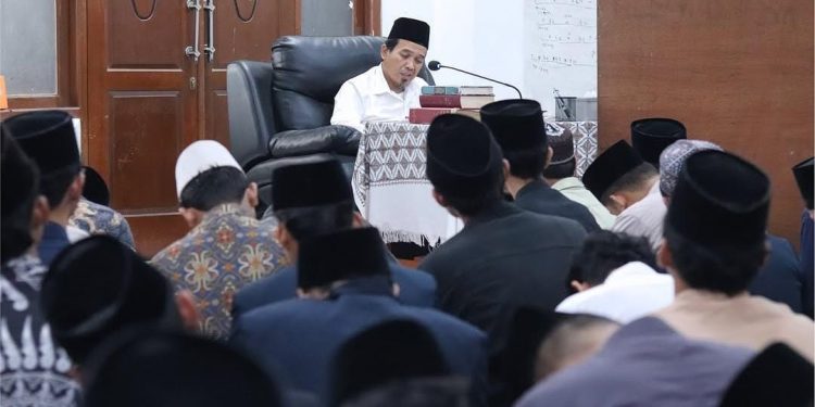 Foto ilustrasi. Sejumlah santri Ponpes At Taujieh AL Islamy 2 Andalusia, tampak khidmat mengikuti pengajian bersama KH Zuhrul Anam Hisyam (Gus Anam). Santri, diajari selalui istiqomah dalam dzikir, fikir dan amal sholeh di pesantren. (sumber IG @andalusiahibbana)