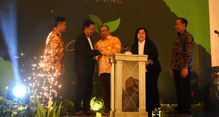 Owner Casa de Lani Resort and Convention berjabat tangan dengan Sekda Banyumas, Agus Nur Hadie pada peluncuran hotel ini, Kamis (24/4/2025) malam.