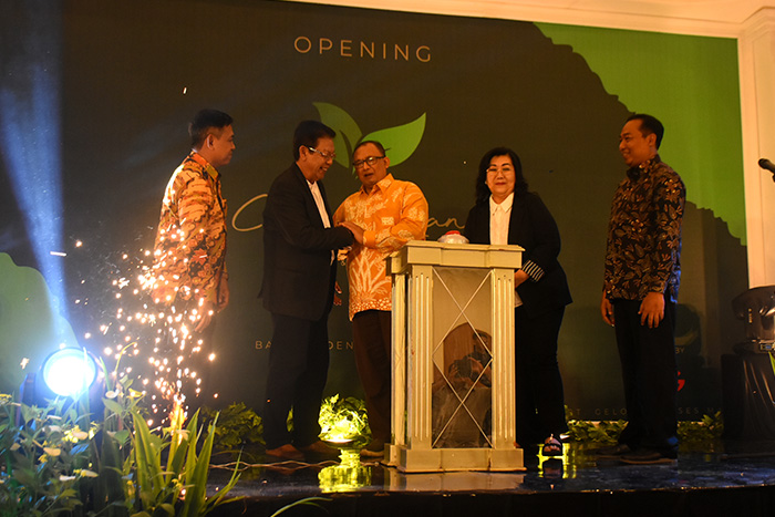 Owner Casa de Lani Resort and Convention berjabat tangan dengan Sekda Banyumas, Agus Nur Hadie pada peluncuran hotel ini, Kamis (24/4/2025) malam.