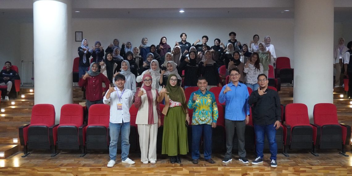 Wakil Dekan Fakultas Dakwah, Dr. Nawawi berfoto bersama pembicara dan peserta usai nonton bareng di Hall Perpustakaan UIN Saizu Purwokerto.