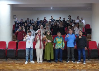 Wakil Dekan Fakultas Dakwah, Dr. Nawawi berfoto bersama pembicara dan peserta usai nonton bareng di Hall Perpustakaan UIN Saizu Purwokerto.