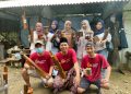 Kang Rosyid, owner Berkah Store Kerajinan Bambu (berkopiyah) berfoto bersama mahasiswi UIN Saizu Purwokerto usai kunjungan kerja di workshop di Kebasen, Banyumas.