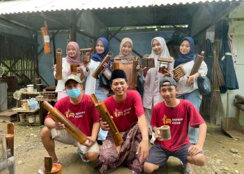 Kang Rosyid, owner Berkah Store Kerajinan Bambu (berkopiyah) berfoto bersama mahasiswi UIN Saizu Purwokerto usai kunjungan kerja di workshop di Kebasen, Banyumas.