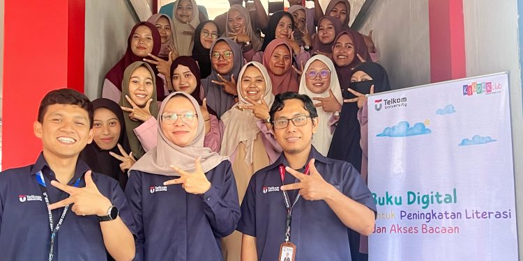 Tim Dosen Pengabdian Tel-U Purwokerto berfoto bersama peserta usai workshop di Kampus tersebut. dok. istimewa