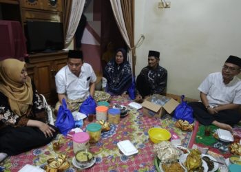 Drektur UT Purwokerto,  Prasetyarti Utami (kiri) dan Anggota DPRD Banyumas, Rachmat Imanda (kanan) hadir dalam Doa bersama 7 Hari Melisa di Desa Pasinggangan, Banyumas.