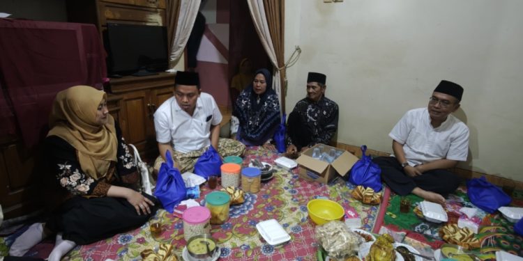 Drektur UT Purwokerto,  Prasetyarti Utami (kiri) dan Anggota DPRD Banyumas, Rachmat Imanda (kanan) hadir dalam Doa bersama 7 Hari Melisa di Desa Pasinggangan, Banyumas.