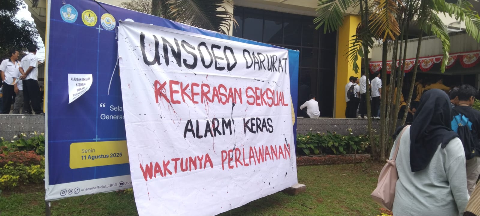 IMG 20250908 WA0321 PURWOKERTO – Ratusan mahasiswa Universitas Jenderal Soedirman (Unsoed) kembali menggelar aksi demonstrasi di lingkungan kampus, Senin (8/9/2025), menuntut penanganan tegas kasus kekerasan seksual yang menyeret salah seorang guru besar. Aksi berlangsung sejak pukul 13.00 WIB hingga menjelang Magrib.