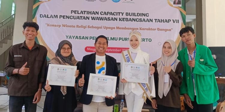 Kapus Moderasi Beragama dan Pancasila, Turhamun (tengah) berfoto bersama nara sumber dan panitia usai kegiatan. (suarabanyumas.co.id/istimewa)