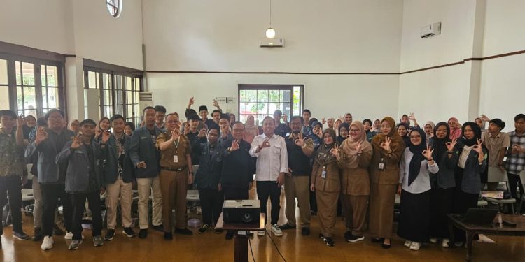 Anggota DPRD Banyumas Fraksi Partai Gerindra, Rachmat Imanda foto bersama peserta sosialisasi dan edukasi HIV/AIDS di Hetero Space, Senin (6/10/2025). (suarabanyumas.com/istimewa)