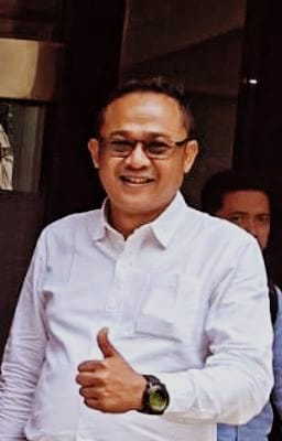 IMG 20251115 WA0020 JAKARTA - Pernyataan Menteri Kesehatan yang mengeluhkan bahwa “UU Kesehatan digugat terus sehingga persebaran dokter spesialis mandek” belakangan memicu opini publik yang beragam. Namun, bagi Nanang Sugiri, salah satu kuasa hukum para pemohon dalam Perkara 143/PUU-XXIII/2025 yang tengah diperiksa di Mahkamah Konstitusi (MK), pernyataan tersebut justru tidak menyentuh substansi persoalan yang sebenarnya. Hal itu disampaikan usai persidangan di MK pada Senin 10 November 2025