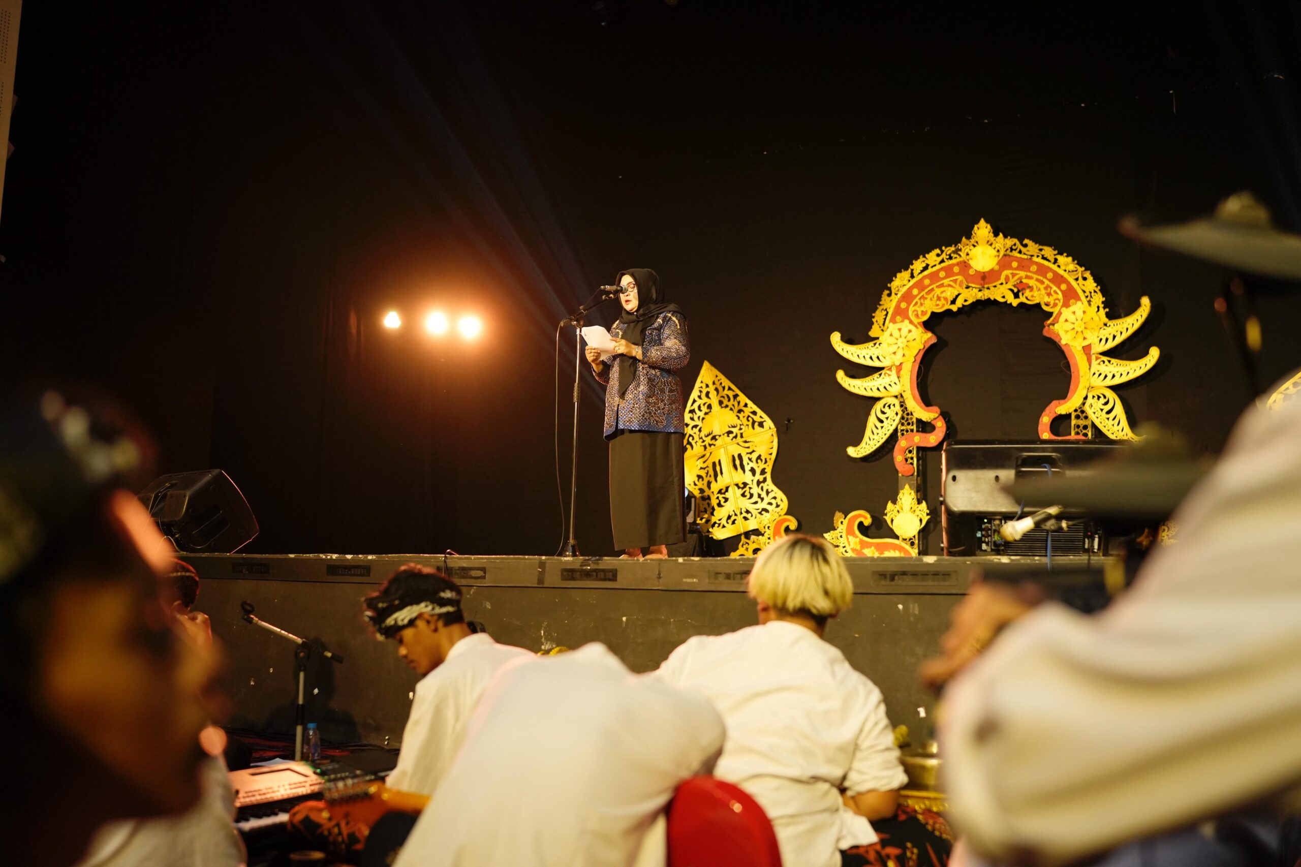 IMG 20251122 WA0073 scaled 1 BANYUMAS  — Paguyuban Kakang Mbekayu Banyumas (PAKEMAS) kembali menunjukkan komitmennya dalam mengangkat kekayaan seni dan budaya lokal melalui sebuah karya pertunjukan spektakuler bertajuk Drama Tari Musikal “Senandung Asmara Baturraden”. Pementasan ini digelar pada Jumat, 21 November 2025 pukul 19.00 WIB di Gedung Kesenian Soetedja Purwokerto. dan live streaming di kanal Duta Wisata Banyumas dan Banyumas Arts Council.
