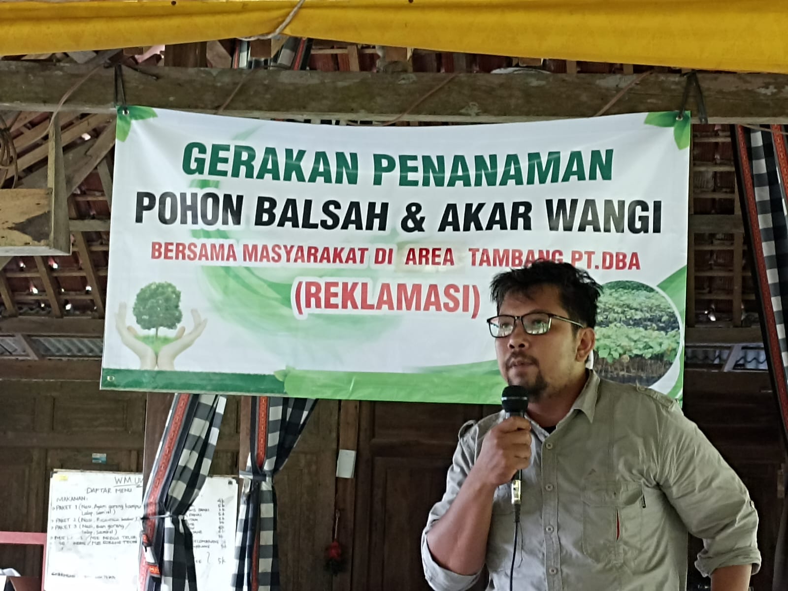 IMG 20251122 WA0325 BANYUMAS — Upaya konkret menjaga keseimbangan antara kebutuhan ekonomi dan kelestarian lingkungan kembali ditunjukkan di Desa Baseh, Kecamatan Kedungbanteng, Kabupaten Banyumas. Yayasan Alam Wana Nusantara bersama PT. Dinar Batur Agung melakukan aksi penanaman rumput vetiver dan pohon balsa sebagai bentuk tanggung jawab ekologis atas kekhawatiran warga terkait dampak aktivitas pertambangan granit di wilayah tersebut.