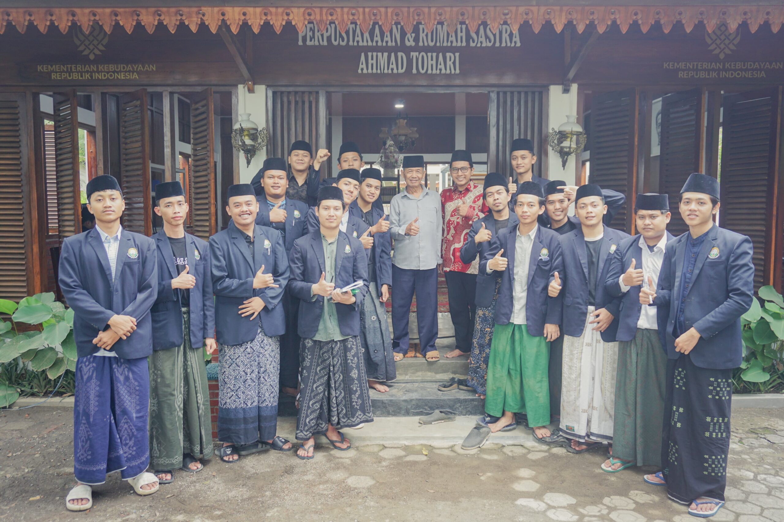 IMG 20251123 WA0400 scaled 1 BANYUMAS — Sastrawan nasional Ahmad Tohari memberikan apresiasi yang tinggi terhadap karya perdana santri Ma’had Aly Andalusia dalam kunjungan resmi yang dilakukan pada Kamis sore, 20 November 2025, di Perpustakaan Pribadi Ahmad Tohari, Tinggarjaya, Jatilawang, Banyumas.