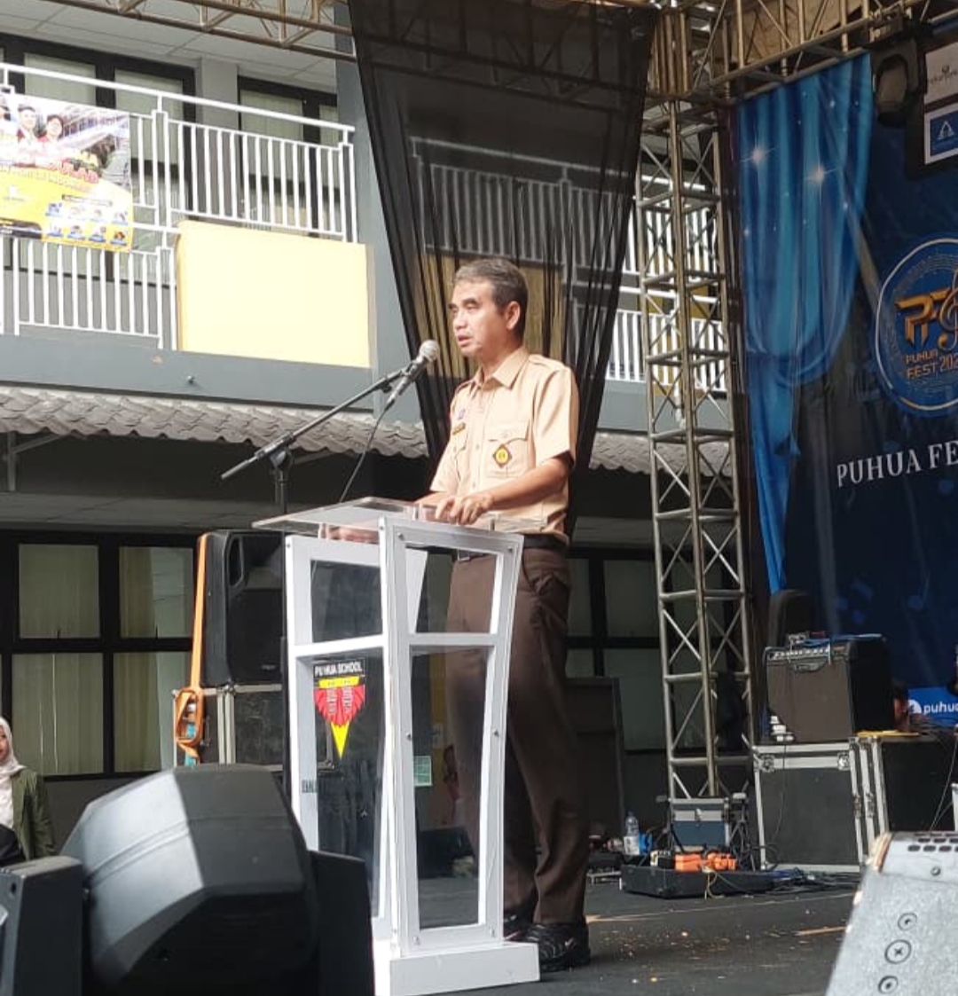 IMG 20251114 194112 BANYUMAS — Senja baru saja turun di halaman SMP–SMA Sekolah 3 Bahasa Putera Harapan (Puhua Secondary School) ketika cahaya panggung perlahan menyala, menandai dimulainya perhelatan seni tahunan Puhua Fest 2025 bertajuk “Twilight Sparks Set Dreams Alight.” Tahun ini, panggung bukan sekadar arena unjuk ketangkasan siswa, melainkan wadah tempat kreativitas, kepedulian lingkungan, dan eksplorasi budaya saling berkelindan.