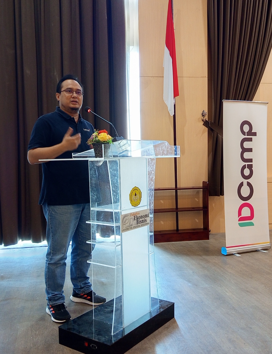 IMG 20251119 060450 PURWOKERTO – Program pengembangan talenta digital terbesar di Indonesia, IDCamp 2025 yang digelar Indosat Ooredoo Hutchison (IOH), resmi memasuki tahap seleksi. Ribuan mahasiswa di seluruh Indonesia ikut berkompetisi memperebutkan beasiswa pelatihan digital berskala nasional tersebut, termasuk mahasiswa Universitas Jenderal Soedirman (Unsoed).