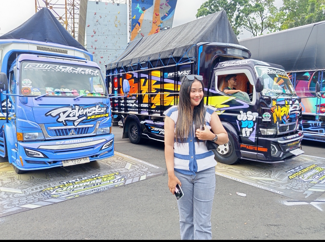 IMG 20251123 045533 PURWOKERTO – Ribuan pecinta truk memenuhi kawasan GOR Satria pada gelaran Jambore Nasional XII Canter Mania Indonesia Community (JAMNAS XII CMIC) yang berlangsung 22–23 November 2025. Ajang akbar komunitas truk terbesar di Indonesia ini menghadirkan aksi spektakuler dari puluhan truk modifikasi serta berbagai kompetisi yang memacu adrenalin. Tahun ini, perhelatan semakin istimewa karena bertepatan dengan ulang tahun ke-55 FUSO, dan peluncuran kampanye digital nasional bertajuk “Be5ar Ber5ama.”