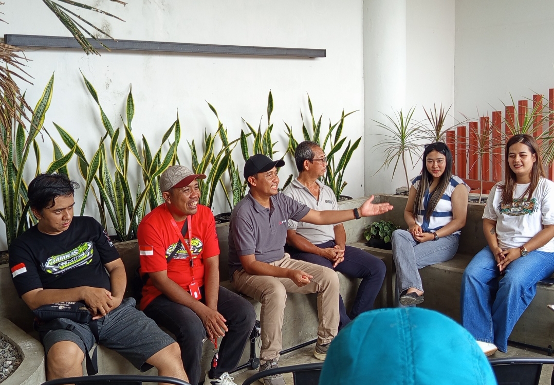 IMG 20251123 045627 PURWOKERTO – Ribuan pecinta truk memenuhi kawasan GOR Satria pada gelaran Jambore Nasional XII Canter Mania Indonesia Community (JAMNAS XII CMIC) yang berlangsung 22–23 November 2025. Ajang akbar komunitas truk terbesar di Indonesia ini menghadirkan aksi spektakuler dari puluhan truk modifikasi serta berbagai kompetisi yang memacu adrenalin. Tahun ini, perhelatan semakin istimewa karena bertepatan dengan ulang tahun ke-55 FUSO, dan peluncuran kampanye digital nasional bertajuk “Be5ar Ber5ama.”