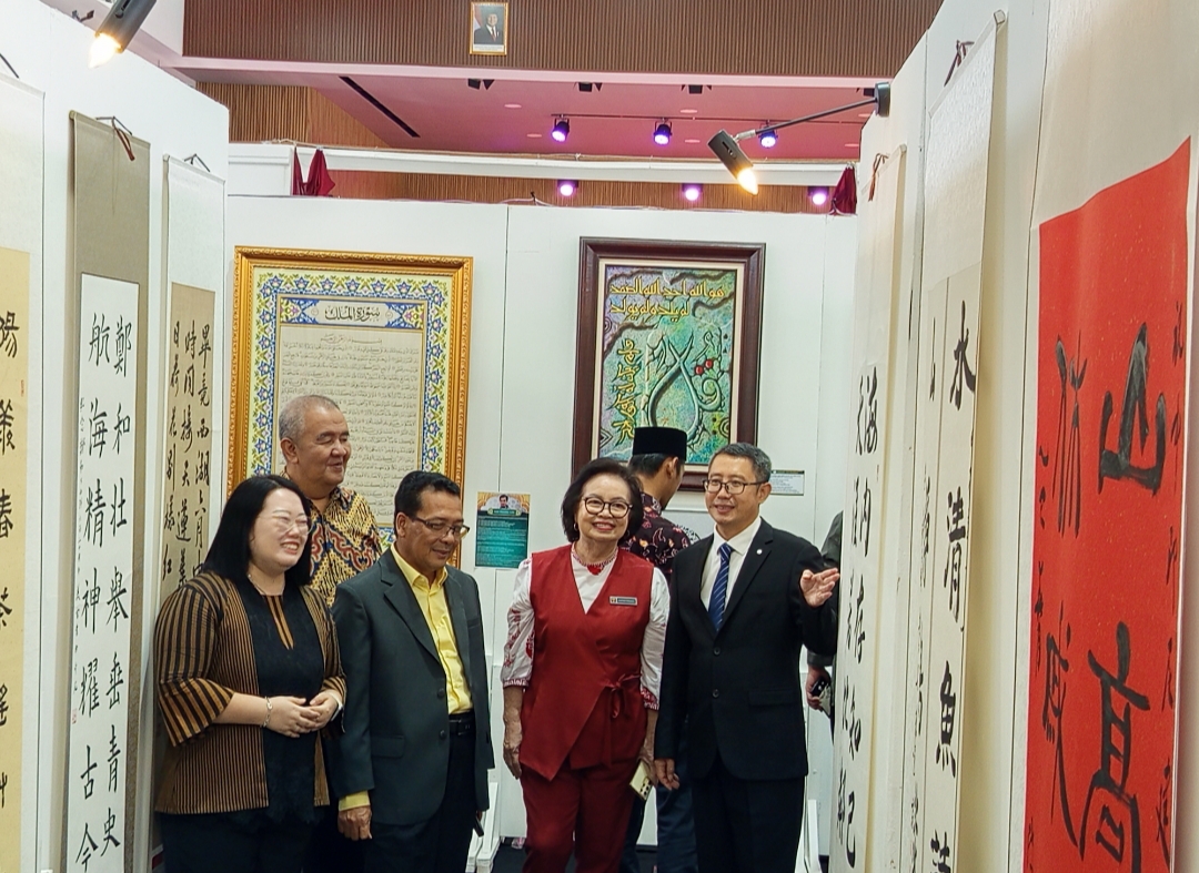 IMG 20251125 153313 PURWOKERTO - Sekolah 3 Bahasa Putera Harapan Purwokerto menggelar pembukaan Pameran Kaligrafi dan Lukisan Tiongkok–Indonesia, sebuah event budaya yang memperkuat jalinan persahabatan antara Indonesia dan Tiongkok. Acara resmi dibuka Selasa pagi di Gedung Pusat Bahasa Mandarin lantai 4, Kompleks Pendidikan Putera Harapan, Purwokerto.