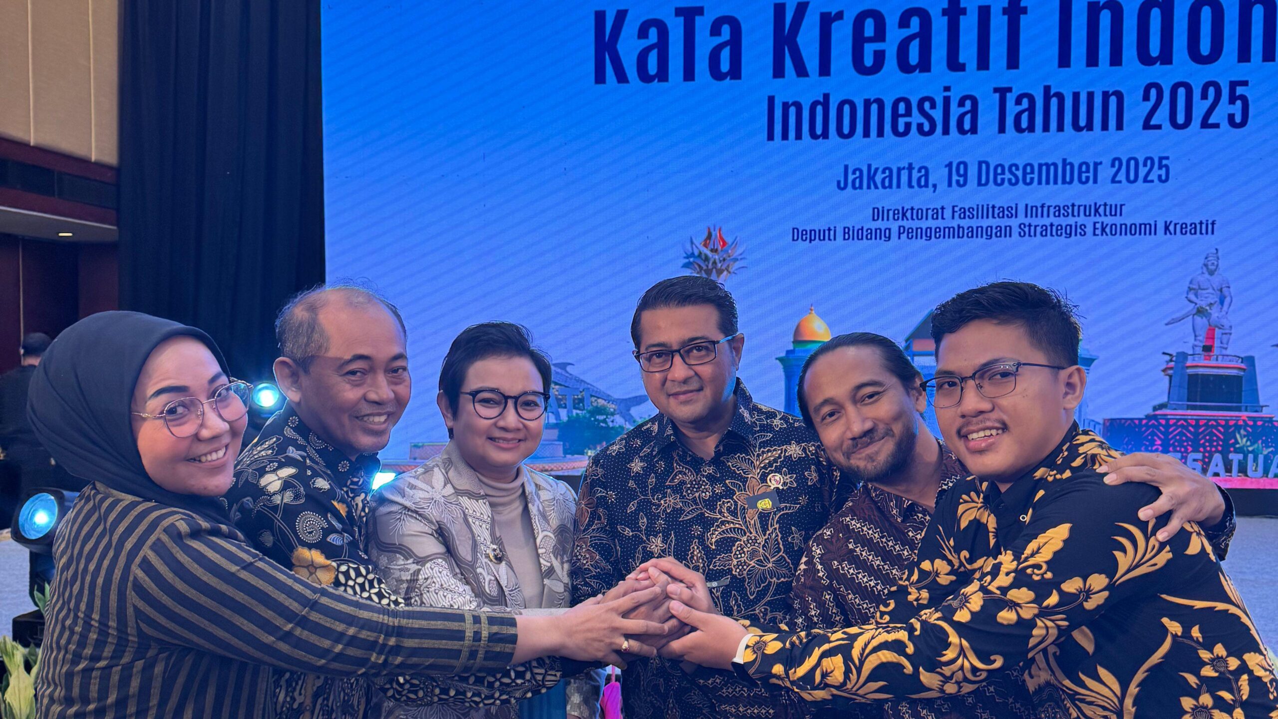 IMG 20251219 WA0299 scaled 1 Wakil Bupati Cilacap, Ammy Amalia Fatma Surya, S.H., M.Kn., menerima plakat Kabupaten Kreatif dari Menteri Ekonomi Kreatif RI, Teuku Riefky Harsya. (Jakarta, 19/12/2025. Sumber: Cilacap Kreatif).