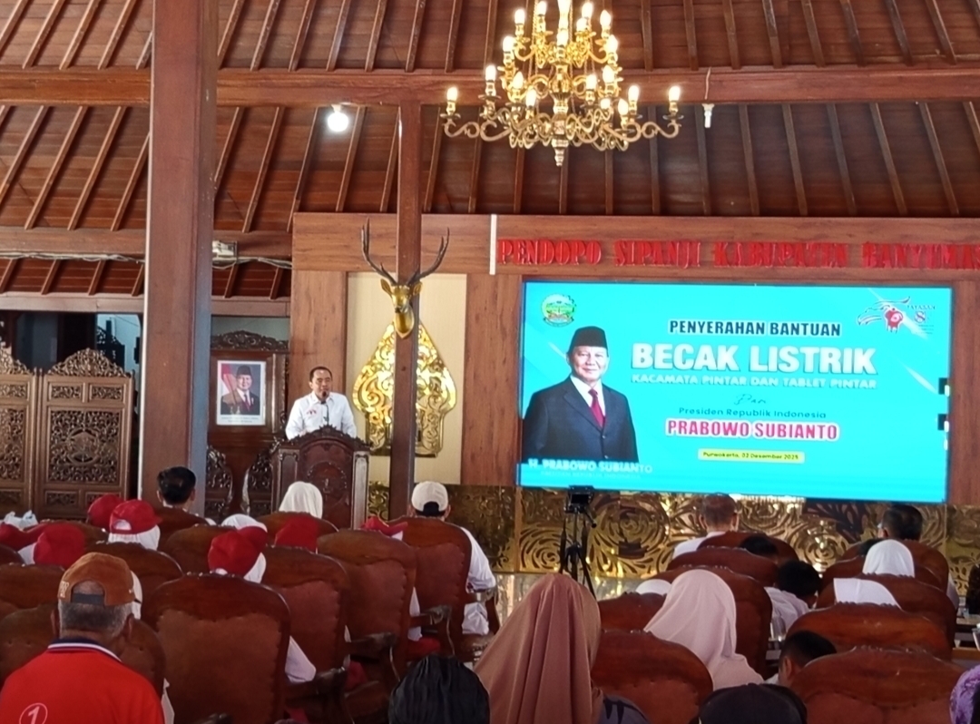 IMG 20251202 120242 PURWOKERTO – Sebanyak 280 unit becak listrik bantuan Presiden Prabowo Subianto resmi diserahkan kepada para penarik becak di Kabupaten Banyumas, Jawa Tengah, Selasa (2/12/2025). Penyerahan berlangsung di Pendopo Sipanji Purwokerto, dipimpin langsung Bupati Banyumas Sadewo Tri Lastiono bersama Ketua Gerakan Solidaritas Nasional (GSN), Letjen TNI (Purn) Dr. Teguh Arief Indratmoko.