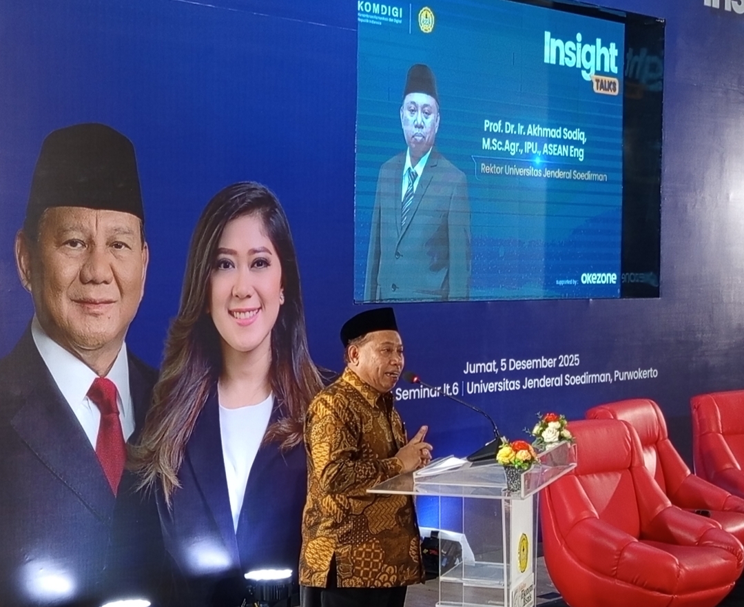 IMG 20251205 182712 PURWOKERTO – Upaya memperkuat literasi keamanan digital kembali ditegaskan dalam Insight Talks “Deteksi Cepat Scam: Cegah Penipuan di Media Sosial, E-Commerce dan Perbankan” yang digelar di Ruang Seminar Lantai 6 Universitas Jenderal Soedirman (Unsoed) Purwokerto, Jumat, 5 Desember 2025. Acara ini diinisiasi Kementerian Komunikasi dan Digital (Komdigi) RI bekerja sama dengan civitas akademika Unsoed.