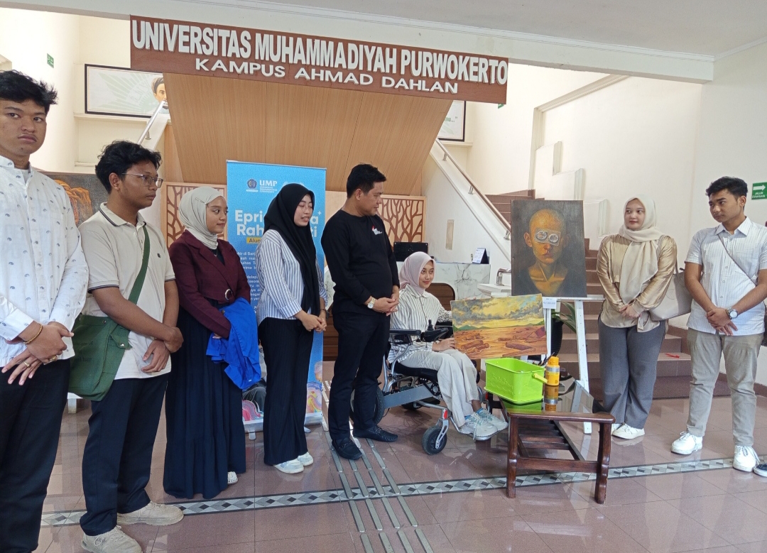 IMG 20251212 183819 LELANG LUKISAN : Eprisa Nova Rahmawati saat melukis suasana banjir Sumatra dalam acara pameran dan lelang lukisan untuk bantuan korban bencana, di Gedung Rektorat UMP, Jumat (12/12/2025).