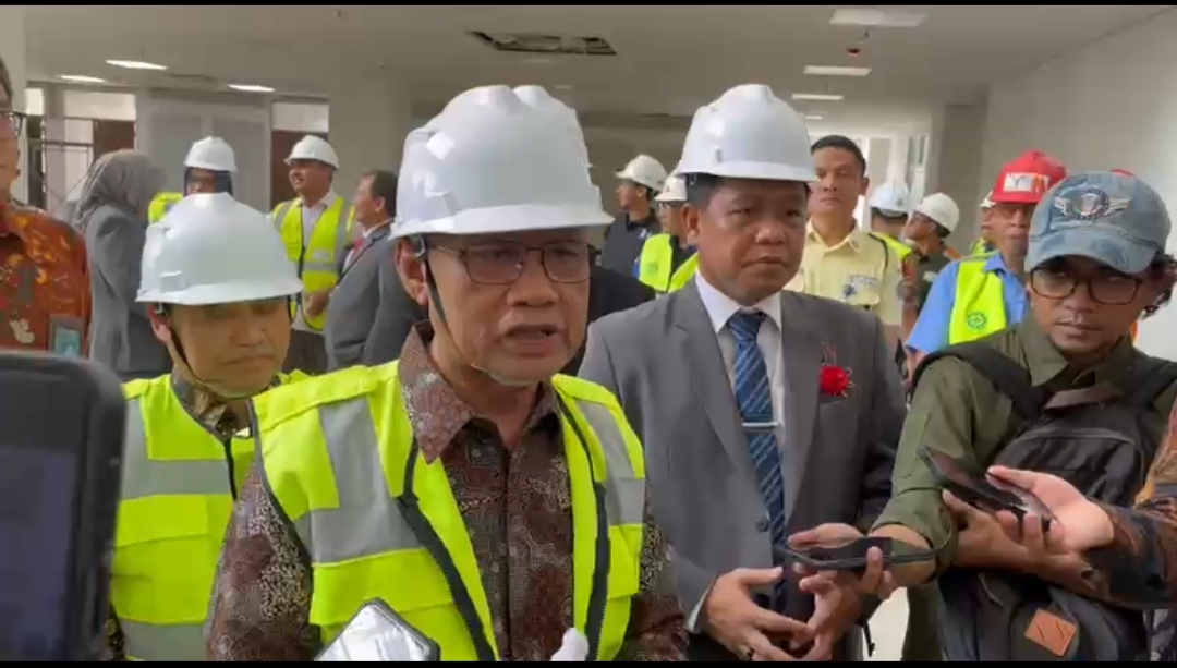 IMG 20251229 204652 PURWOKERTO – Universitas Muhammadiyah Purwokerto (UMP) resmi memulai pembangunan Megatorium Margono Djojohadikusumo, sebuah fasilitas monumental yang diproyeksikan menjadi pusat kajian ekonomi kerakyatan sekaligus landmark baru pendidikan tinggi di Banyumas. Pembangunan ditandai dengan prosesi peletakan batu pertama di Kampus 2 UMP, Sokaraja, Senin (29/12/2025).