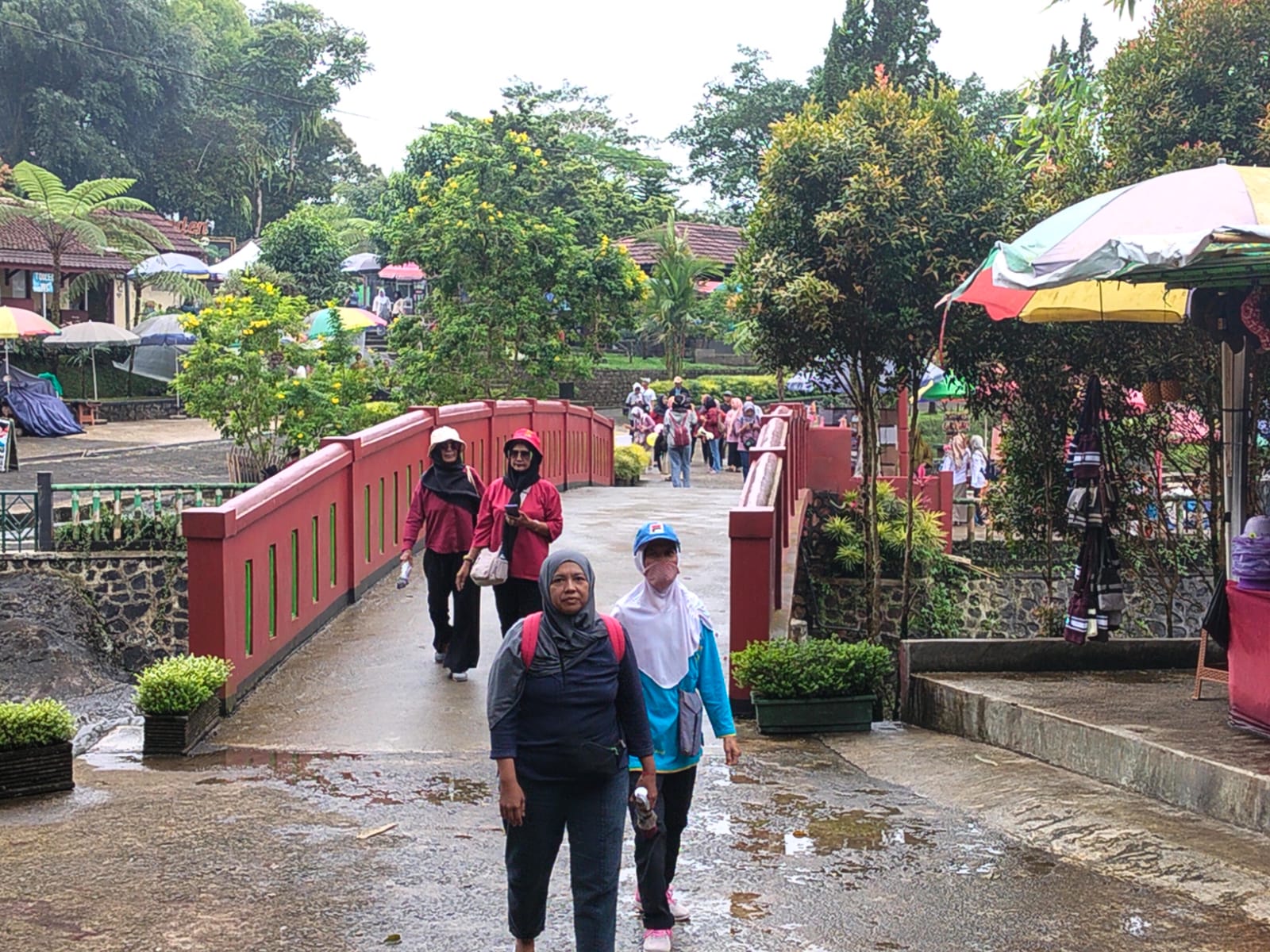 IMG 20260130 WA0304 PURWOKERTO — Pasca peristiwa banjir di kawasan lereng Gunung Slamet, para pengelola objek wisata dan pegiat pariwisata Baturraden bergerak cepat meredam kekhawatiran publik. Mereka kompak mengampanyekan gerakan “Baturraden Aman” untuk memastikan bahwa destinasi wisata di lereng selatan Gunung Slamet tetap kondusif dan layak dikunjungi.
