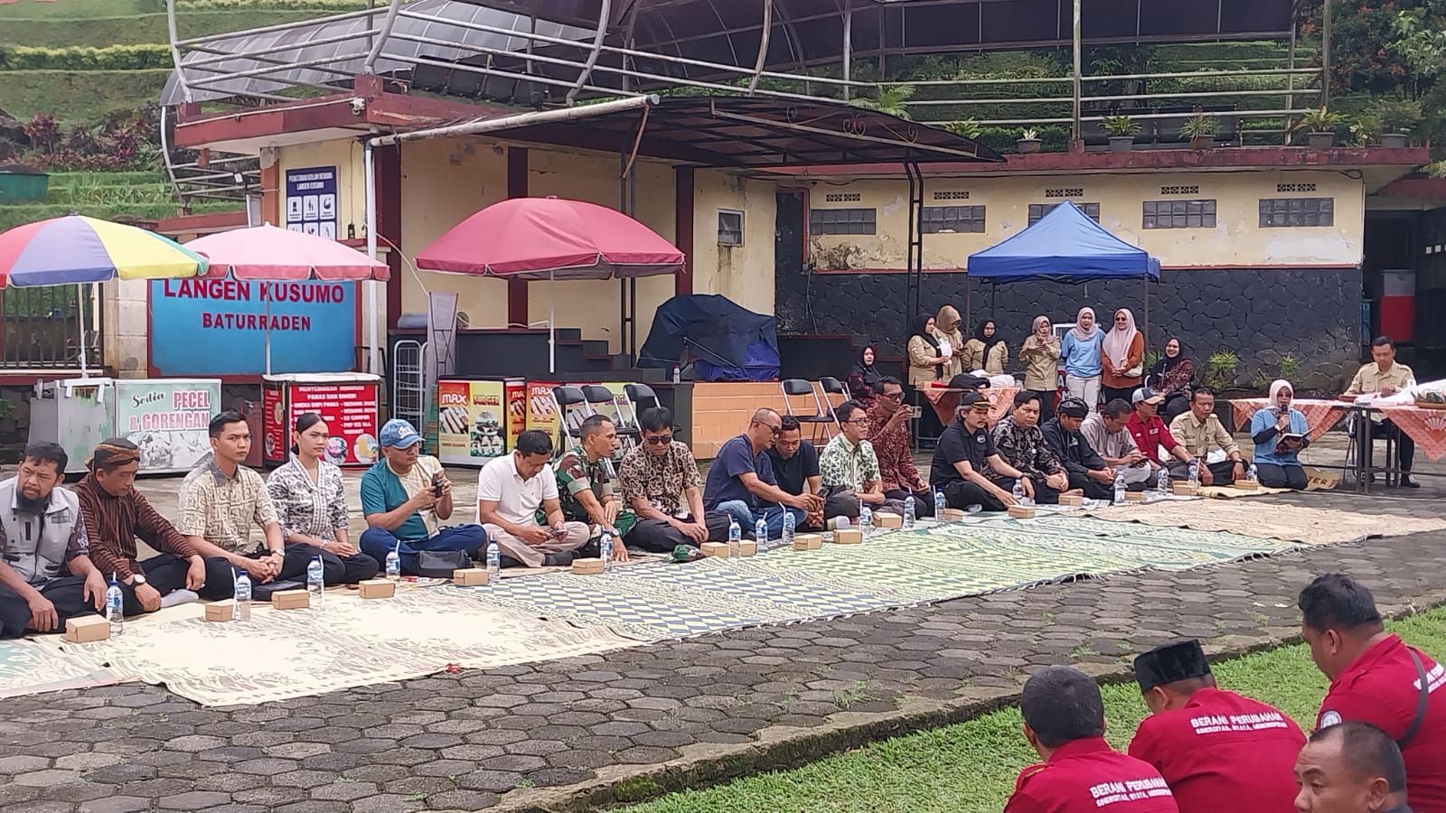 IMG 20260206 WA0216 BANYUMAS — Paguyuban Masyarakat Pariwisata Baturraden (PMPB) menggelar tasyakuran sekaligus aksi lingkungan dengan menabur 12 ribu benih ikan di Sungai Gumawang yang berada di Lokawisata Baturraden, Jumat 6 Februari 2026. Kegiatan ini menjadi simbol kebangkitan pariwisata Baturraden pascabanjir yang sempat berdampak pada aktivitas pelaku usaha wisata.