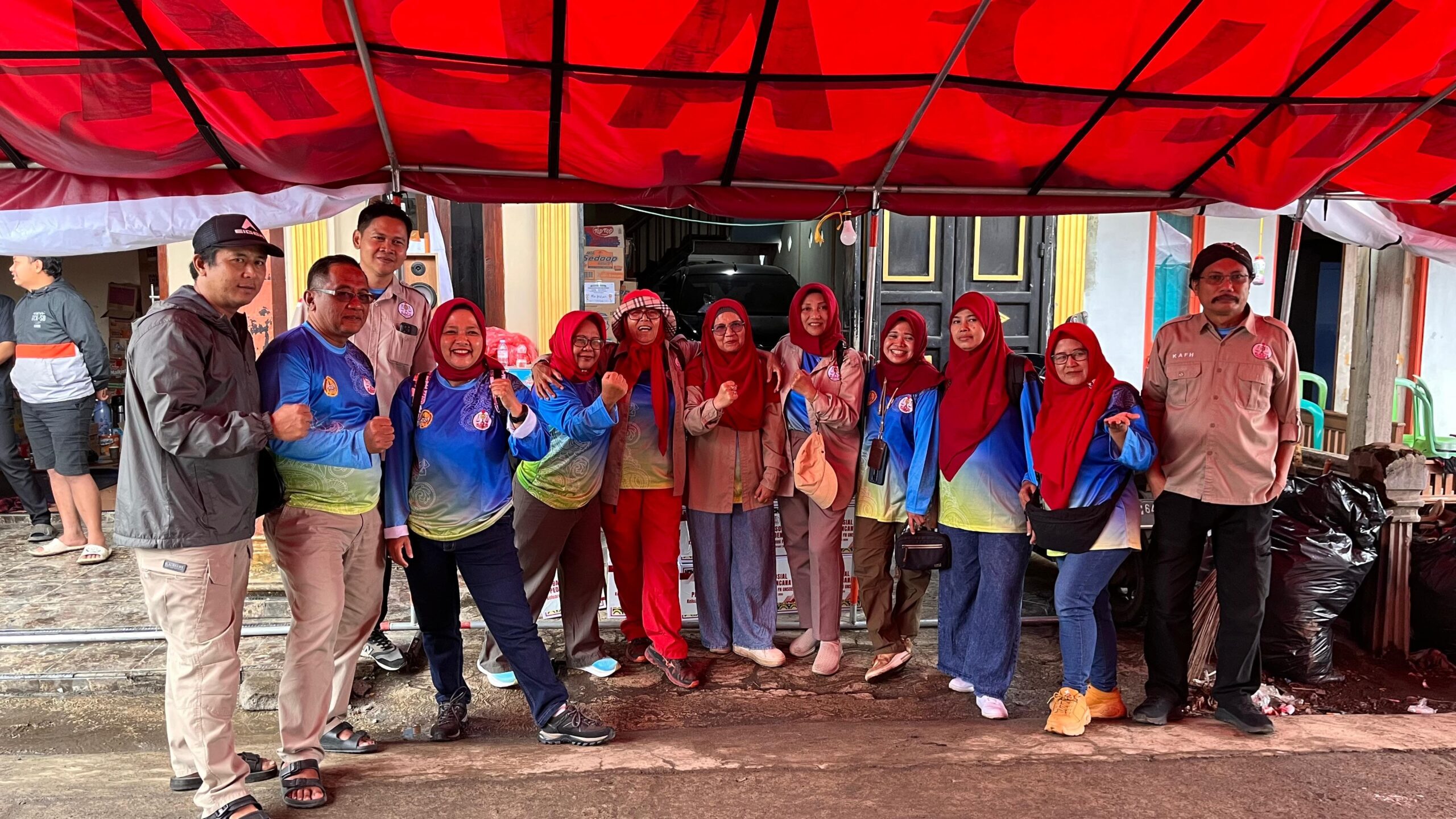 IMG 20260207 WA0358 scaled PURBALINGGA -  Keluarga Alumni Fakultas Hukum (KAFH) Universitas Jenderal Soedirman (Unsoed) menggelar kegiatan bakti sosial bagi warga terdampak banjir bandang dan tanah longsor di Desa Serang, Kecamatan Karangreja, Kabupaten Purbalingga, Sabtu (7/2).