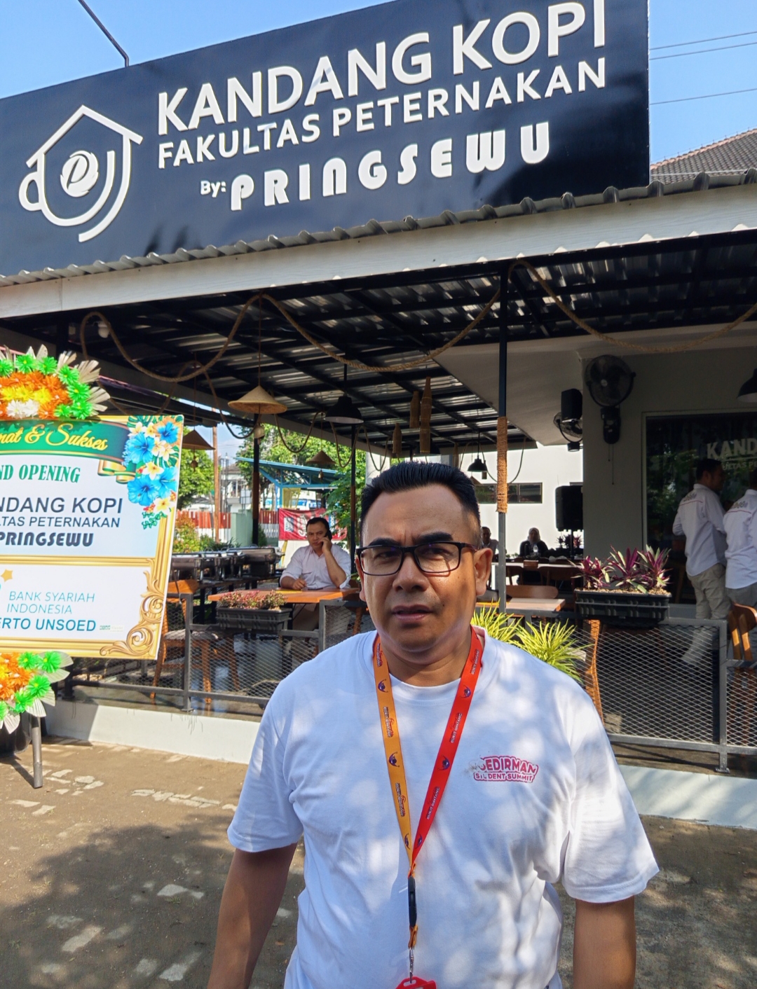 IMG 20260210 110344 PURWOKERTO – Fakultas Peternakan Universitas Jenderal Soedirman (Unsoed) Purwokerto resmi melaunching Kandang Kopi Fakultas Peternakan Unsoed, Selasa, 10 Februari 2026. Kandang Kopi merupakan program kolaborasi antara dunia akademik dan industri bersama Pringsewu Restoran Grup, yang dirancang sebagai sarana pembelajaran berbasis praktik kewirausahaan bagi mahasiswa.